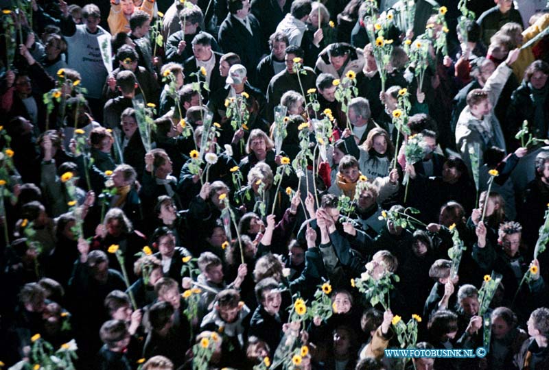 99011613.jpg - WFA :GORINCHEM:16-01-1999: STILLE MARSOM ZINLOOS GEWELD EEN HALT TOE TE ROEPEN 25,000 MENSEN WOONDE DE MARS BIJ VOOR FROUKJE EN MARIANNE DIE BIJ EEN SCHIETPARTIJ OM HET LEVEN KWAMEN IN DE KERKSTEEG BIJ CAFE BACCHUS IN GORINCHEM DOOR DAT ZE WERDEN GETROFFEN DOOR KOGELS .FOTO:DE VELE MESNEN MET BLOEMEN IN DE TOCHT.Deze digitale foto blijft eigendom van FOTOPERSBURO BUSINK. Wij hanteren de voorwaarden van het N.V.F. en N.V.J. Gebruik van deze foto impliceert dat u bekend bent  en akkoord gaat met deze voorwaarden bij publicatie.EB/ETIENNE BUSINK