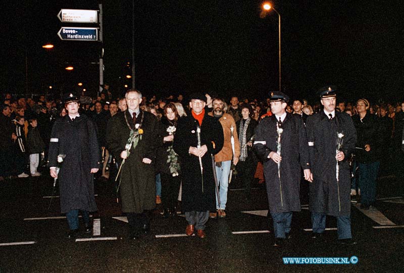 99011615.jpg - WFA :GORINCHEM:16-01-1999: STILLE MARSOM ZINLOOS GEWELD EEN HALT TOE TE ROEPEN 25,000 MENSEN WOONDE DE MARS BIJ VOOR FROUKJE EN MARIANNE DIE BIJ EEN SCHIETPARTIJ OM HET LEVEN KWAMEN IN DE KERKSTEEG BIJ CAFE BACCHUS IN GORINCHEM DOOR DAT ZE WERDEN GETROFFEN DOOR KOGELS .FOTO:MINSTERS EN BURGERMEESTER VAN GORINCHEM IJSSELS ENHOGE POLITIE MENSEN EN DE OUDERS LOOPEN AAN KOP VAN DE STILLE MARS.Deze digitale foto blijft eigendom van FOTOPERSBURO BUSINK. Wij hanteren de voorwaarden van het N.V.F. en N.V.J. Gebruik van deze foto impliceert dat u bekend bent  en akkoord gaat met deze voorwaarden bij publicatie.EB/ETIENNE BUSINK