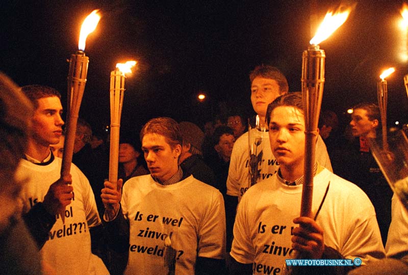 99011616.jpg - WFA :GORINCHEM:16-01-1999: STILLE MARSOM ZINLOOS GEWELD EEN HALT TOE TE ROEPEN 25,000 MENSEN WOONDE DE MARS BIJ VOOR FROUKJE EN MARIANNE DIE BIJ EEN SCHIETPARTIJ OM HET LEVEN KWAMEN IN DE KERKSTEEG BIJ CAFE BACCHUS IN GORINCHEM DOOR DAT ZE WERDEN GETROFFEN DOOR KOGELS .FOTO:KLAS GENOTEN LOPEN MET FAKKELS MEE.Deze digitale foto blijft eigendom van FOTOPERSBURO BUSINK. Wij hanteren de voorwaarden van het N.V.F. en N.V.J. Gebruik van deze foto impliceert dat u bekend bent  en akkoord gaat met deze voorwaarden bij publicatie.EB/ETIENNE BUSINK