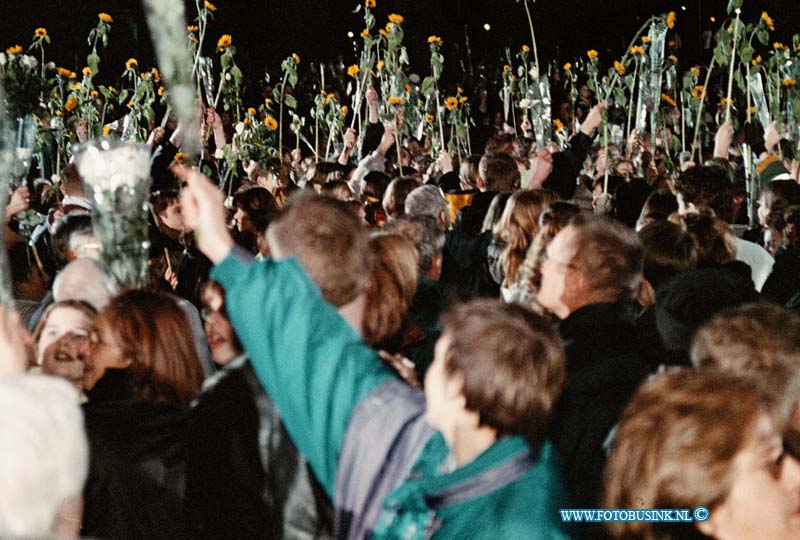 99011617.jpg - WFA :GORINCHEM:16-01-1999: STILLE MARSOM ZINLOOS GEWELD EEN HALT TOE TE ROEPEN 25,000 MENSEN WOONDE DE MARS BIJ VOOR FROUKJE EN MARIANNE DIE BIJ EEN SCHIETPARTIJ OM HET LEVEN KWAMEN IN DE KERKSTEEG BIJ CAFE BACCHUS IN GORINCHEM DOOR DAT ZE WERDEN GETROFFEN DOOR KOGELS .FOTO:HET SPONTAAN OPTEKEN VAMN DE BLOEMEN NA AFLOOP VAN DE SPEECH DOOR DOMINEE VAN WOUDRICHEM.Deze digitale foto blijft eigendom van FOTOPERSBURO BUSINK. Wij hanteren de voorwaarden van het N.V.F. en N.V.J. Gebruik van deze foto impliceert dat u bekend bent  en akkoord gaat met deze voorwaarden bij publicatie.EB/ETIENNE BUSINK