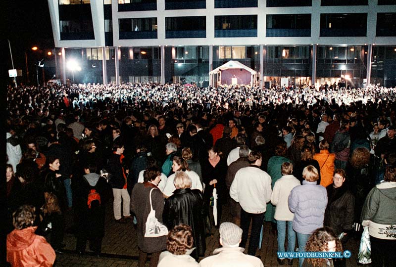 99011618.jpg - WFA :GORINCHEM:16-01-1999: STILLE MARSOM ZINLOOS GEWELD EEN HALT TOE TE ROEPEN 25,000 MENSEN WOONDE DE MARS BIJ VOOR FROUKJE EN MARIANNE DIE BIJ EEN SCHIETPARTIJ OM HET LEVEN KWAMEN IN DE KERKSTEEG BIJ CAFE BACCHUS IN GORINCHEM DOOR DAT ZE WERDEN GETROFFEN DOOR KOGELS .FOTO:DE VERZAMELDE MENIGDE OP HET STADHUISPLEIN.Deze digitale foto blijft eigendom van FOTOPERSBURO BUSINK. Wij hanteren de voorwaarden van het N.V.F. en N.V.J. Gebruik van deze foto impliceert dat u bekend bent  en akkoord gaat met deze voorwaarden bij publicatie.EB/ETIENNE BUSINK