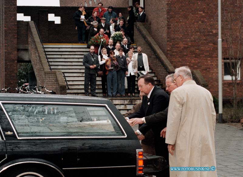 99011620.jpg - WFA :GORINCHEM:16-01-1999: STILLE MARSOM ZINLOOS GEWELD EEN HALT TOE TE ROEPEN 25,000 MENSEN WOONDE DE MARS BIJ VOOR FROUKJE EN MARIANNE DIE BIJ EEN SCHIETPARTIJ OM HET LEVEN KWAMEN IN DE KERKSTEEG BIJ CAFE BACCHUS IN GORINCHEM DOOR DAT ZE WERDEN GETROFFEN DOOR KOGELS .FOTO:DE KERKDIENST VANFROUKJE IN GORINCHEM.Deze digitale foto blijft eigendom van FOTOPERSBURO BUSINK. Wij hanteren de voorwaarden van het N.V.F. en N.V.J. Gebruik van deze foto impliceert dat u bekend bent  en akkoord gaat met deze voorwaarden bij publicatie.EB/ETIENNE BUSINK