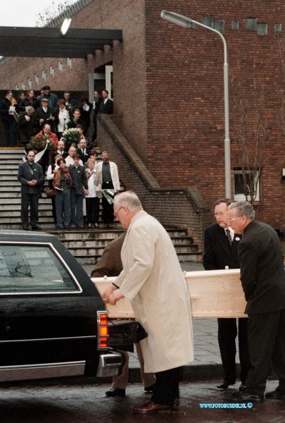 99011621.jpg - WFA :GORINCHEM:16-01-1999: STILLE MARSOM ZINLOOS GEWELD EEN HALT TOE TE ROEPEN 25,000 MENSEN WOONDE DE MARS BIJ VOOR FROUKJE EN MARIANNE DIE BIJ EEN SCHIETPARTIJ OM HET LEVEN KWAMEN IN DE KERKSTEEG BIJ CAFE BACCHUS IN GORINCHEM DOOR DAT ZE WERDEN GETROFFEN DOOR KOGELS .FOTO:DE KERKDIENST VAN FROUKJE IN GORINCHEM.Deze digitale foto blijft eigendom van FOTOPERSBURO BUSINK. Wij hanteren de voorwaarden van het N.V.F. en N.V.J. Gebruik van deze foto impliceert dat u bekend bent  en akkoord gaat met deze voorwaarden bij publicatie.EB/ETIENNE BUSINK