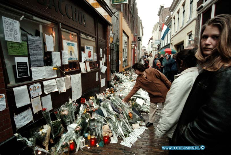 99011622.jpg - DE DORDTENAAR:GORINCHEM:16-01-1999: STILLE MARSOM ZINLOOS GEWELD EEN HALT TOE TE ROEPEN 25,000 MENSEN WOONDE DE MARS BIJ VOOR FROUKJE EN MARIANNE DIE BIJ EEN SCHIETPARTIJ OM HET LEVEN KWAMEN IN DE KERKSTEEG BIJ CAFE BACCHUS IN GORINCHEM DOOR DAT ZE WERDEN GETROFFEN DOOR KOGELS .FOTO:VELE MENSEN KWAMEN OCH NOG EVEN EEN HUN MEDELEVEN LATEN ZIEN IN DE KERKSTEEG WAAR DE SCHIETPARTIJ PLAATS VONDT.Deze digitale foto blijft eigendom van FOTOPERSBURO BUSINK. Wij hanteren de voorwaarden van het N.V.F. en N.V.J. Gebruik van deze foto impliceert dat u bekend bent  en akkoord gaat met deze voorwaarden bij publicatie.EB/ETIENNE BUSINK