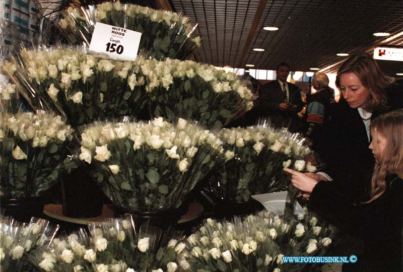 99011627.jpg - DE DORDTENAAR:GORINCHEM:16-01-1999: STILLE MARSOM ZINLOOS GEWELD EEN HALT TOE TE ROEPEN 25,000 MENSEN WOONDE DE MARS BIJ VOOR FROUKJE EN MARIANNE DIE BIJ EEN SCHIETPARTIJ OM HET LEVEN KWAMEN IN DE KERKSTEEG BIJ CAFE BACCHUS IN GORINCHEM DOOR DAT ZE WERDEN GETROFFEN DOOR KOGELS .FOTO:WINKELLIERS HADDEN DUIDENDE WITTE ROZEN IN GESLAGEN VOOR DE STILLE MARS.Deze digitale foto blijft eigendom van FOTOPERSBURO BUSINK. Wij hanteren de voorwaarden van het N.V.F. en N.V.J. Gebruik van deze foto impliceert dat u bekend bent  en akkoord gaat met deze voorwaarden bij publicatie.EB/ETIENNE BUSINK