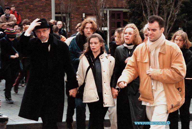 99011628.jpg - DE DORDTENAAR:GORINCHEM:16-01-1999: STILLE MARSOM ZINLOOS GEWELD EEN HALT TOE TE ROEPEN 25,000 MENSEN WOONDE DE MARS BIJ VOOR FROUKJE EN MARIANNE DIE BIJ EEN SCHIETPARTIJ OM HET LEVEN KWAMEN IN DE KERKSTEEG BIJ CAFE BACCHUS IN GORINCHEM DOOR DAT ZE WERDEN GETROFFEN DOOR KOGELS .FOTO:NA DE KERKDIENST VAN FROUKJE GAAN DE SCHOLIEREN MET DE FIETS NAAR DE BEGRAAFPLAATS IN SLEEWIJK VAN UIT GORINCHEM.Deze digitale foto blijft eigendom van FOTOPERSBURO BUSINK. Wij hanteren de voorwaarden van het N.V.F. en N.V.J. Gebruik van deze foto impliceert dat u bekend bent  en akkoord gaat met deze voorwaarden bij publicatie.EB/ETIENNE BUSINK