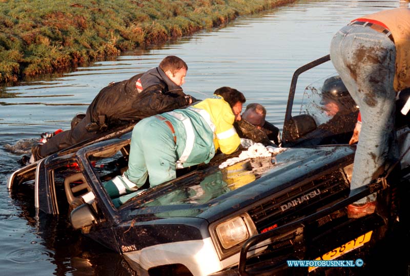 99011801.jpg - DE DORDTENAAR :STREEFKERK:18-0-1-1999:AUTO TE WATER DOOR GLADHEID MIDDELWEG BETUURSTER BEKNELD BRNADWEER EN POLITIE HALEN SLACHTOFFER UIT HET WRAK.Deze digitale foto blijft eigendom van FOTOPERSBURO BUSINK. Wij hanteren de voorwaarden van het N.V.F. en N.V.J. Gebruik van deze foto impliceert dat u bekend bent  en akkoord gaat met deze voorwaarden bij publicatie.EB/ETIENNE BUSINK