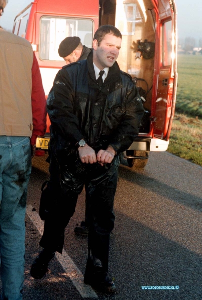 99011802.jpg - WFA:STREEFKERK:18-0-1-1999:AUTO TE WATER DOOR GLADHEID MIDDELWEG BETUURSTER BEKNELD BRNADWEER EN POLITIE HALEN SLACHTOFFER UIT HET WRAK.Deze digitale foto blijft eigendom van FOTOPERSBURO BUSINK. Wij hanteren de voorwaarden van het N.V.F. en N.V.J. Gebruik van deze foto impliceert dat u bekend bent  en akkoord gaat met deze voorwaarden bij publicatie.EB/ETIENNE BUSINK