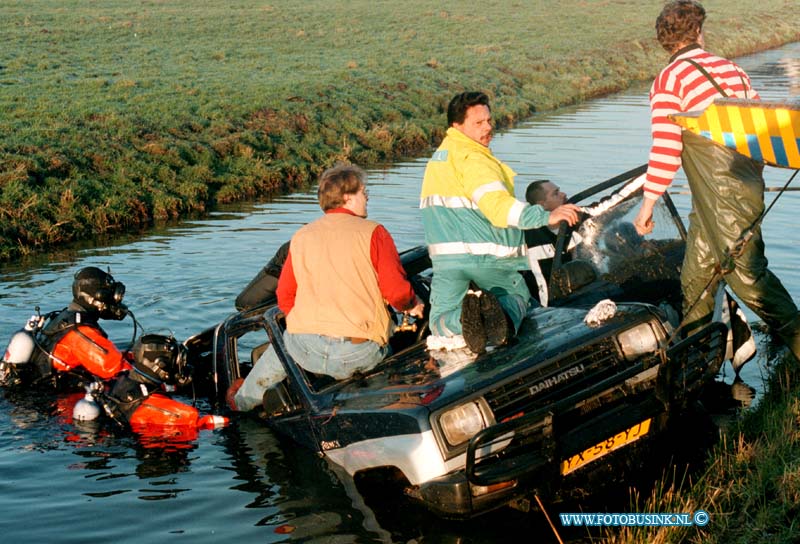 99011803.jpg - DE DORDTENAAR :STREEFKERK:18-0-1-1999:AUTO TE WATER DOOR GLADHEID MIDDELWEG BETUURSTER BEKNELD BRNADWEER EN POLITIE HALEN SLACHTOFFER UIT HET WRAK.Deze digitale foto blijft eigendom van FOTOPERSBURO BUSINK. Wij hanteren de voorwaarden van het N.V.F. en N.V.J. Gebruik van deze foto impliceert dat u bekend bent  en akkoord gaat met deze voorwaarden bij publicatie.EB/ETIENNE BUSINK