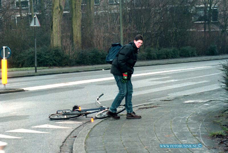 99011804.jpg - DE DORDTENAAR :DORDRECHT:18-01-1999:FIETSERS GAAN ONDER UIT OP DE LEEUWSTRAAT/ZUIDENDIJK DORDRECHT DOOR DE GALDHEID.Deze digitale foto blijft eigendom van FOTOPERSBURO BUSINK. Wij hanteren de voorwaarden van het N.V.F. en N.V.J. Gebruik van deze foto impliceert dat u bekend bent  en akkoord gaat met deze voorwaarden bij publicatie.EB/ETIENNE BUSINK