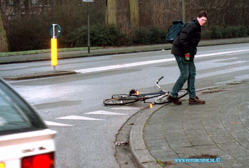 99011805.jpg - DSVD :DORDRECHT:18-01-1999:FIETSERS GAAN ONDER UIT OP DE LEEUWSTRAAT/ZUIDENDIJK DORDRECHT DOOR DE GALDHEID.Deze digitale foto blijft eigendom van FOTOPERSBURO BUSINK. Wij hanteren de voorwaarden van het N.V.F. en N.V.J. Gebruik van deze foto impliceert dat u bekend bent  en akkoord gaat met deze voorwaarden bij publicatie.EB/ETIENNE BUSINK