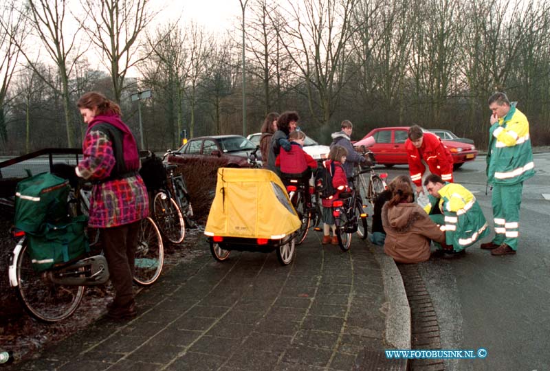 99011806.jpg - DE DORDTENAAR :DORDRECHT:18-01-1999:FIETSERS GAAN ONDER UIT OP DE LEEUWSTRAAT/ZUIDENDIJK DORDRECHT DOOR DE GALDHEID.Deze digitale foto blijft eigendom van FOTOPERSBURO BUSINK. Wij hanteren de voorwaarden van het N.V.F. en N.V.J. Gebruik van deze foto impliceert dat u bekend bent  en akkoord gaat met deze voorwaarden bij publicatie.EB/ETIENNE BUSINK