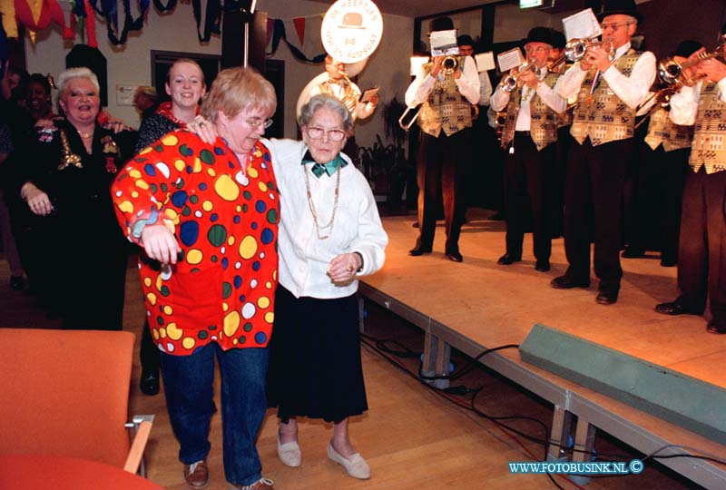 99011807.jpg - DE DORDTENAAR :DORDRECHT:18-01-1999:BEVERWIJKSPLEIN DE STADWIEL CARNAVVALS REVUDeze digitale foto blijft eigendom van FOTOPERSBURO BUSINK. Wij hanteren de voorwaarden van het N.V.F. en N.V.J. Gebruik van deze foto impliceert dat u bekend bent  en akkoord gaat met deze voorwaarden bij publicatie.EB/ETIENNE BUSINK