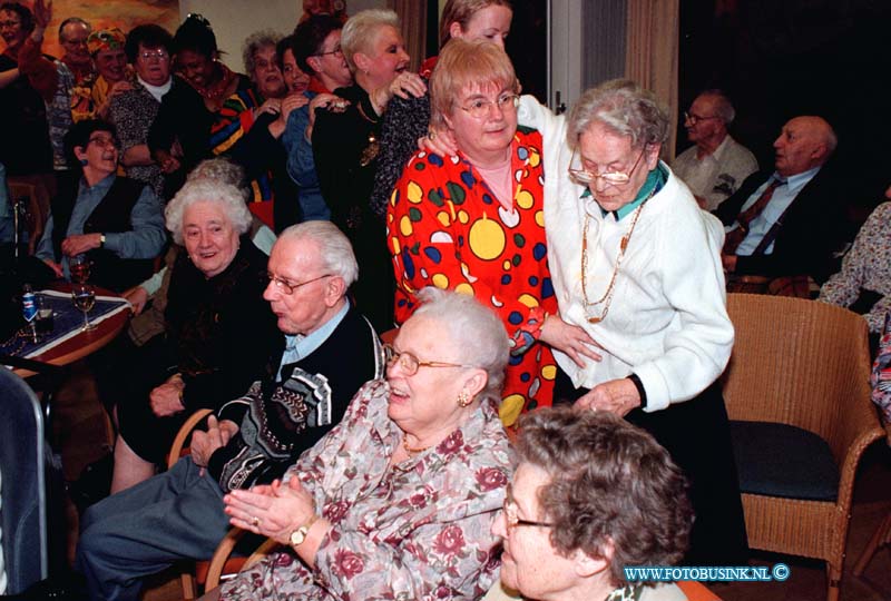 99011808.jpg - DE DORDTENAAR :DORDRECHT:18-01-1999:BEVERWIJKSPLEIN DE STADWIEL CARNAVVALS REVUDeze digitale foto blijft eigendom van FOTOPERSBURO BUSINK. Wij hanteren de voorwaarden van het N.V.F. en N.V.J. Gebruik van deze foto impliceert dat u bekend bent  en akkoord gaat met deze voorwaarden bij publicatie.EB/ETIENNE BUSINK