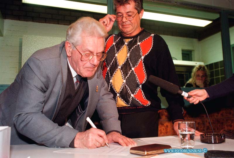 99011809.jpg - DE DORDTENAAR :DORDRECHT:18-01-1999:HANDTEKENINGEN AKTIE BEHOUD WOONWAGENKAMP OP DE WIELDRECHTSEZEEDIJK DORDRECHT.Deze digitale foto blijft eigendom van FOTOPERSBURO BUSINK. Wij hanteren de voorwaarden van het N.V.F. en N.V.J. Gebruik van deze foto impliceert dat u bekend bent  en akkoord gaat met deze voorwaarden bij publicatie.EB/ETIENNE BUSINK