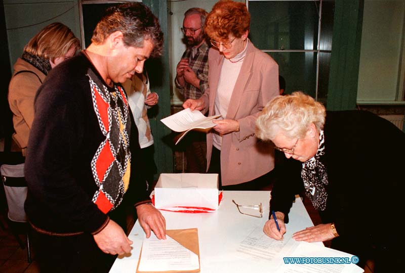 99011810.jpg - DE DORDTENAAR :DORDRECHT:18-01-1999:HANDTEKENINGEN AKTIE BEHOUD WOONWAGENKAMP OP DE WIELDRECHTSEZEEDIJK DORDRECHT.Deze digitale foto blijft eigendom van FOTOPERSBURO BUSINK. Wij hanteren de voorwaarden van het N.V.F. en N.V.J. Gebruik van deze foto impliceert dat u bekend bent  en akkoord gaat met deze voorwaarden bij publicatie.EB/ETIENNE BUSINK