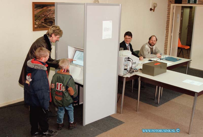 99012001.jpg - WFA :GORINCHEM:20-01-1999:EERSTE REFERENDUM IN NEDERLAND OVER KOMST AZIELZOEKERS CENTRA IN EEN STAD (GORINCHEM) .Deze digitale foto blijft eigendom van FOTOPERSBURO BUSINK. Wij hanteren de voorwaarden van het N.V.F. en N.V.J. Gebruik van deze foto impliceert dat u bekend bent  en akkoord gaat met deze voorwaarden bij publicatie.EB/ETIENNE BUSINK