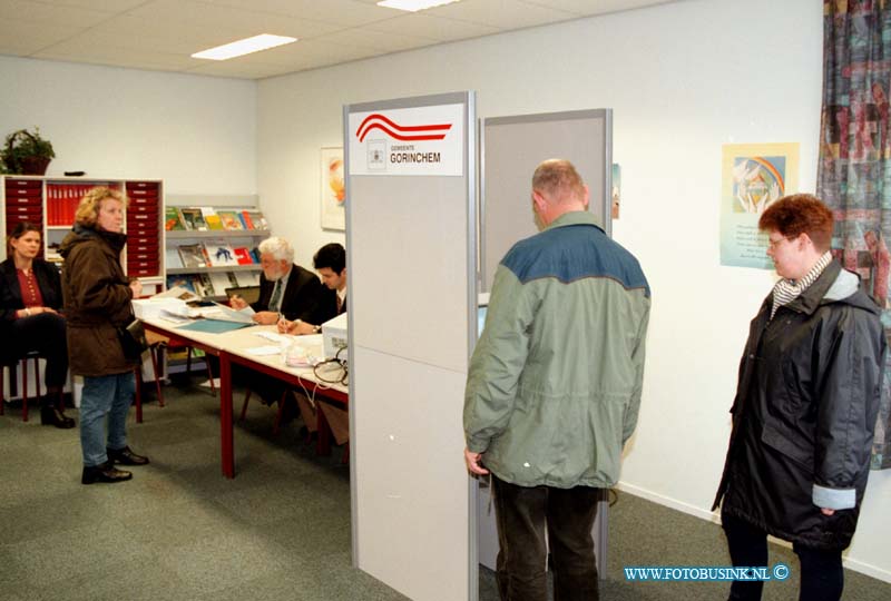 99012004.jpg - DE DORDTENAAR :GORINCHEM:20-01-1999:EERSTE REFERENDUM IN NEDERLAND OVER KOMST AZIELZOEKERS CENTRA IN EEN STAD (GORINCHEM) .SCHOOL DE REGENBOOGDeze digitale foto blijft eigendom van FOTOPERSBURO BUSINK. Wij hanteren de voorwaarden van het N.V.F. en N.V.J. Gebruik van deze foto impliceert dat u bekend bent  en akkoord gaat met deze voorwaarden bij publicatie.EB/ETIENNE BUSINK