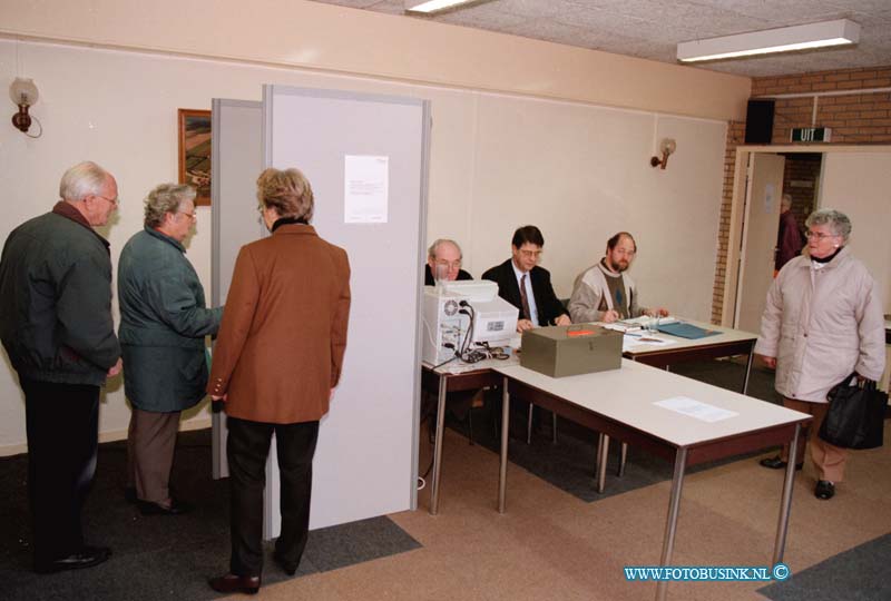 99012006.jpg - DE DORDTENAAR :GORINCHEM:20-01-1999:EERSTE REFERENDUM IN NEDERLAND OVER KOMST AZIELZOEKERS CENTRA IN EEN STAD (GORINCHEM) .Deze digitale foto blijft eigendom van FOTOPERSBURO BUSINK. Wij hanteren de voorwaarden van het N.V.F. en N.V.J. Gebruik van deze foto impliceert dat u bekend bent  en akkoord gaat met deze voorwaarden bij publicatie.EB/ETIENNE BUSINK