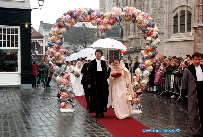 99012303.jpg - WFA :breda:23-01-1999:250 HUWELIJKE WORDEN TEGELIJK VOLTROKKEN I.V.M. DE OFFICELE OPENING VAN HET GERENOVEERDE STADHUIS VAN BREDA OP DE GROTE MARKT.ONDER LEIDING VAN ROBERT TEN BRINKFOTO:ROBERT TEN BRINK BRENG BRUIDJES NAAR STADHUIS VAN BREDA OVER DE GROTE MARKT.Deze digitale foto blijft eigendom van FOTOPERSBURO BUSINK. Wij hanteren de voorwaarden van het N.V.F. en N.V.J. Gebruik van deze foto impliceert dat u bekend bent  en akkoord gaat met deze voorwaarden bij publicatie.EB/ETIENNE BUSINK