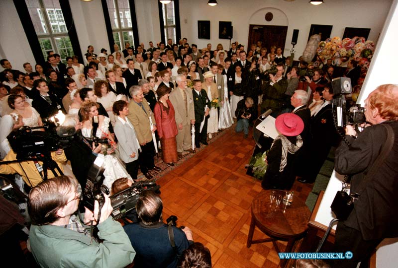 99012304.jpg - WFA :breda:23-01-1999:250 HUWELIJKE WORDEN TEGELIJK VOLTROKKEN I.V.M. DE OFFICELE OPENING VAN HET GERENOVEERDE STADHUIS VAN BREDA OP DE GROTE MARKT.ONDER LEIDING VAN ROBERT TEN BRINKFOTO:ROBERT TEN BRINK VOLTREKT 250 HUWELIJKEN IN DE NEIUWE TROUWZAAL VAN HET STADHUIS.Deze digitale foto blijft eigendom van FOTOPERSBURO BUSINK. Wij hanteren de voorwaarden van het N.V.F. en N.V.J. Gebruik van deze foto impliceert dat u bekend bent  en akkoord gaat met deze voorwaarden bij publicatie.EB/ETIENNE BUSINK