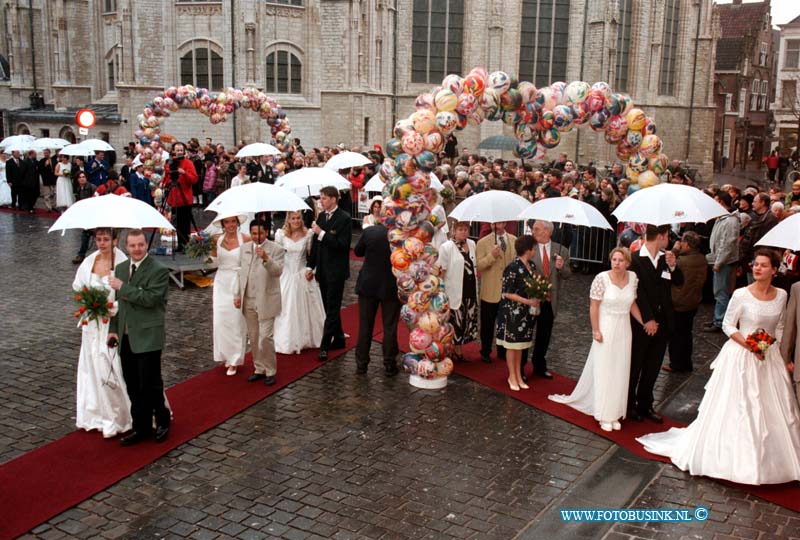 99012305.jpg - WFA :breda:23-01-1999:250 HUWELIJKE WORDEN TEGELIJK VOLTROKKEN I.V.M. DE OFFICELE OPENING VAN HET GERENOVEERDE STADHUIS VAN BREDA OP DE GROTE MARKT.ONDER LEIDING VAN ROBERT TEN BRINKFOTO:ROBERT TEN BRINK BRENG BRUIDJES NAAR STADHUIS VAN BREDA OVER DE GROTE MARKT.Deze digitale foto blijft eigendom van FOTOPERSBURO BUSINK. Wij hanteren de voorwaarden van het N.V.F. en N.V.J. Gebruik van deze foto impliceert dat u bekend bent  en akkoord gaat met deze voorwaarden bij publicatie.EB/ETIENNE BUSINK