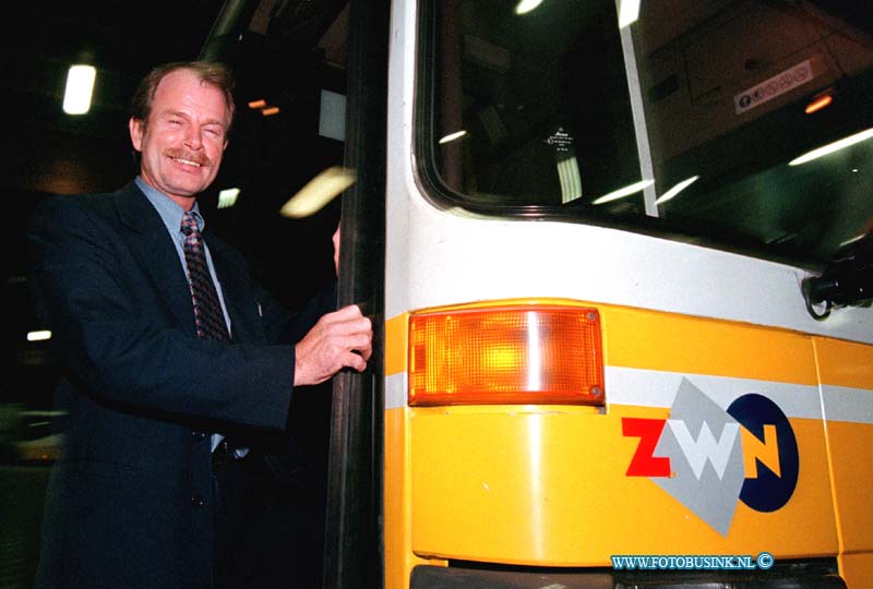 99012308.jpg - GEMEENTE DORDRECHT :`DELFTt:23-01-1999:CHAUFFEUR GERIT VAN DRIE BIJ ZWN AAN HET WERK NA TE ZIJN OVER GEPLAATS VAN HET DORDTSE STADSVERVOER.Deze digitale foto blijft eigendom van FOTOPERSBURO BUSINK. Wij hanteren de voorwaarden van het N.V.F. en N.V.J. Gebruik van deze foto impliceert dat u bekend bent  en akkoord gaat met deze voorwaarden bij publicatie.EB/ETIENNE BUSINK