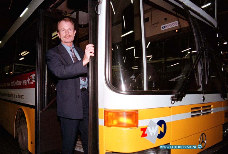 99012309.jpg - GEMEENTE DORDRECHT :`DELFTt:23-01-1999:CHAUFFEUR GERIT VAN DRIE BIJ ZWN AAN HET WERK NA TE ZIJN OVER GEPLAATS VAN HET DORDTSE STADSVERVOER.Deze digitale foto blijft eigendom van FOTOPERSBURO BUSINK. Wij hanteren de voorwaarden van het N.V.F. en N.V.J. Gebruik van deze foto impliceert dat u bekend bent  en akkoord gaat met deze voorwaarden bij publicatie.EB/ETIENNE BUSINK