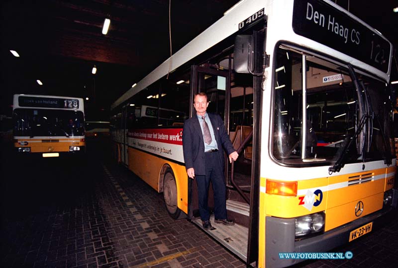 99012310.jpg - GEMEENTE DORDRECHT :`DELFTt:23-01-1999:CHAUFFEUR GERIT VAN DRIE BIJ ZWN AAN HET WERK NA TE ZIJN OVER GEPLAATS VAN HET DORDTSE STADSVERVOER.Deze digitale foto blijft eigendom van FOTOPERSBURO BUSINK. Wij hanteren de voorwaarden van het N.V.F. en N.V.J. Gebruik van deze foto impliceert dat u bekend bent  en akkoord gaat met deze voorwaarden bij publicatie.EB/ETIENNE BUSINK