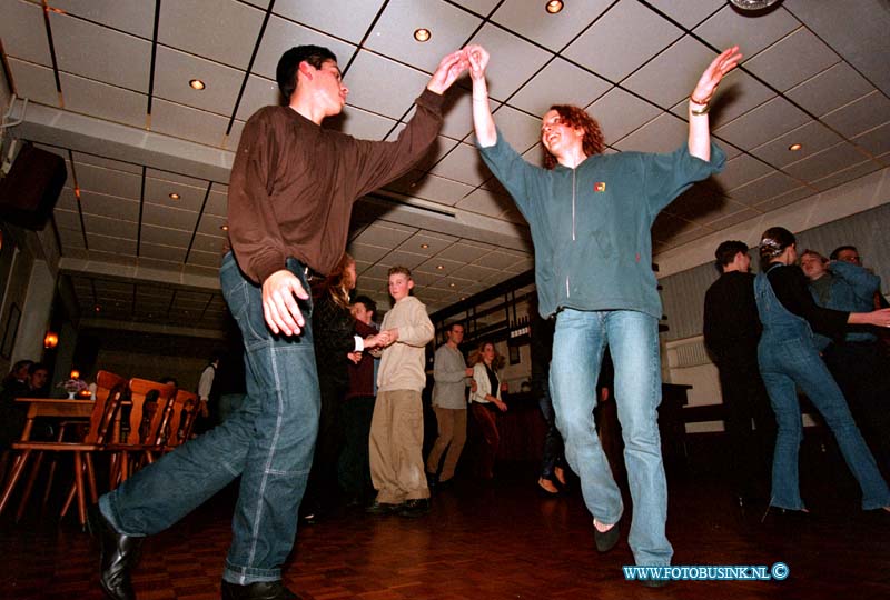 99012311.jpg - DE DORDTENAAR :DORDRECHT:23-01-1999:DANSSCHOOL VAN DER TEEN OP HET ACHTEROM DANSEN VOOR DE JEUGT IS NIET OUDEWEDS MAAR KAN OOK ZEER MODIEEUS ZIJN.Deze digitale foto blijft eigendom van FOTOPERSBURO BUSINK. Wij hanteren de voorwaarden van het N.V.F. en N.V.J. Gebruik van deze foto impliceert dat u bekend bent  en akkoord gaat met deze voorwaarden bij publicatie.EB/ETIENNE BUSINK