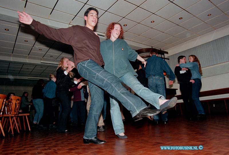 99012312.jpg - DE DORDTENAAR :DORDRECHT:23-01-1999:DANSSCHOOL VAN DER TEEN OP HET ACHTEROM DANSEN VOOR DE JEUGT IS NIET OUDEWEDS MAAR KAN OOK ZEER MODIEEUS ZIJN.Deze digitale foto blijft eigendom van FOTOPERSBURO BUSINK. Wij hanteren de voorwaarden van het N.V.F. en N.V.J. Gebruik van deze foto impliceert dat u bekend bent  en akkoord gaat met deze voorwaarden bij publicatie.EB/ETIENNE BUSINK