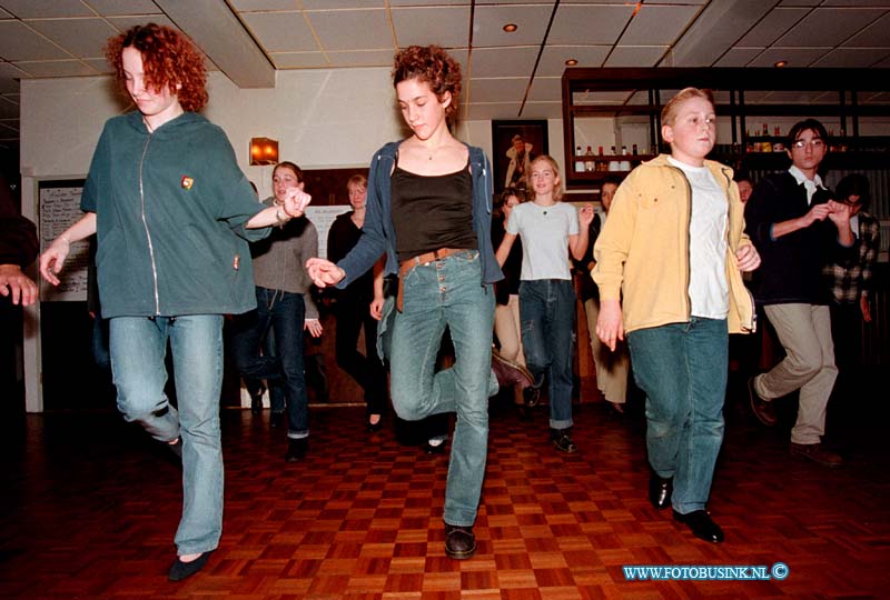 99012313.jpg - DE DORDTENAAR :DORDRECHT:23-01-1999:DANSSCHOOL VAN DER TEEN OP HET ACHTEROM DANSEN VOOR DE JEUGT IS NIET OUDEWEDS MAAR KAN OOK ZEER MODIEEUS ZIJN.Deze digitale foto blijft eigendom van FOTOPERSBURO BUSINK. Wij hanteren de voorwaarden van het N.V.F. en N.V.J. Gebruik van deze foto impliceert dat u bekend bent  en akkoord gaat met deze voorwaarden bij publicatie.EB/ETIENNE BUSINK