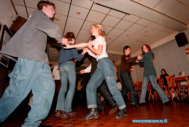 99012314.jpg - DE DORDTENAAR :DORDRECHT:23-01-1999:DANSSCHOOL VAN DER TEEN OP HET ACHTEROM DANSEN VOOR DE JEUGT IS NIET OUDEWEDS MAAR KAN OOK ZEER MODIEEUS ZIJN.Deze digitale foto blijft eigendom van FOTOPERSBURO BUSINK. Wij hanteren de voorwaarden van het N.V.F. en N.V.J. Gebruik van deze foto impliceert dat u bekend bent  en akkoord gaat met deze voorwaarden bij publicatie.EB/ETIENNE BUSINK