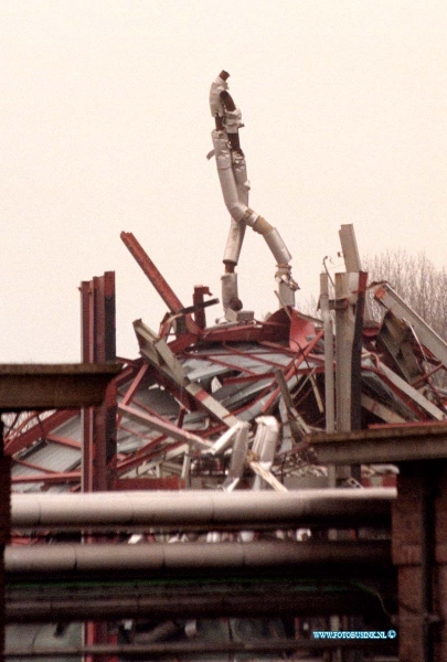 99012501.jpg - DE STEM VAN DORDT :DORDRECHT:25-01-1999:SLOOP VAN MERWEDE CENTRALE KERKEPLAAT DORDRECHTALS JE GOED KIJKT LIJKT DIT OP EEN ROBOTMANNETJE.Deze digitale foto blijft eigendom van FOTOPERSBURO BUSINK. Wij hanteren de voorwaarden van het N.V.F. en N.V.J. Gebruik van deze foto impliceert dat u bekend bent  en akkoord gaat met deze voorwaarden bij publicatie.EB/ETIENNE BUSINK