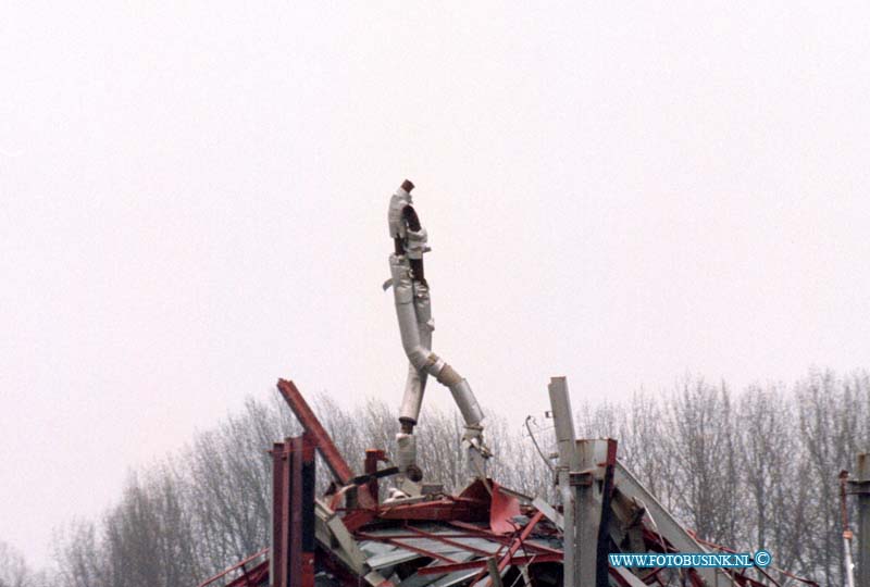 99012502.jpg - DE STEM VAN DORDT :DORDRECHT:25-01-1999:SLOOP VAN MERWEDE CENTRALE KERKEPLAAT DORDRECHTALS JE GOED KIJKT LIJKT DIT OP EEN ROBOTMANNETJE.Deze digitale foto blijft eigendom van FOTOPERSBURO BUSINK. Wij hanteren de voorwaarden van het N.V.F. en N.V.J. Gebruik van deze foto impliceert dat u bekend bent  en akkoord gaat met deze voorwaarden bij publicatie.EB/ETIENNE BUSINK