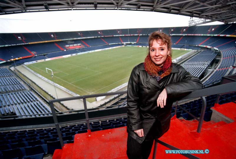 99012507.jpg - NETWERK/STADSVERVOER :ROTTERDAM:25-01-1999:NETWERK CLAUDIA DEN DUNNE IS IN HET FEYNENOORD STATION  TE ROTTERDAM ZIJ IS STEWARD.Deze digitale foto blijft eigendom van FOTOPERSBURO BUSINK. Wij hanteren de voorwaarden van het N.V.F. en N.V.J. Gebruik van deze foto impliceert dat u bekend bent  en akkoord gaat met deze voorwaarden bij publicatie.EB/ETIENNE BUSINK