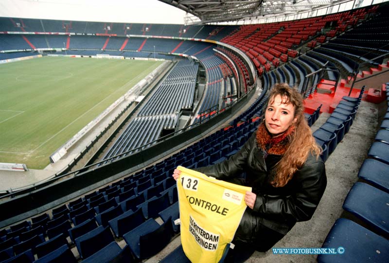 99012508.jpg - NETWERK/STADSVERVOER :ROTTERDAM:25-01-1999:NETWERK CLAUDIA DEN DUNNE IS IN HET FEYNENOORD STATION  TE ROTTERDAM ZIJ IS STEWARD.Deze digitale foto blijft eigendom van FOTOPERSBURO BUSINK. Wij hanteren de voorwaarden van het N.V.F. en N.V.J. Gebruik van deze foto impliceert dat u bekend bent  en akkoord gaat met deze voorwaarden bij publicatie.EB/ETIENNE BUSINK