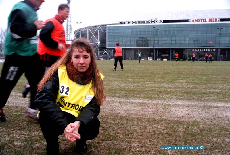 99012509.jpg - NETWERK/STADSVERVOER :ROTTERDAM:25-01-1999:NETWERK CLAUDIA DEN DUNNE IS IN HET FEYNENOORD STATION  TE ROTTERDAM ZIJ IS STEWARD.Deze digitale foto blijft eigendom van FOTOPERSBURO BUSINK. Wij hanteren de voorwaarden van het N.V.F. en N.V.J. Gebruik van deze foto impliceert dat u bekend bent  en akkoord gaat met deze voorwaarden bij publicatie.EB/ETIENNE BUSINK