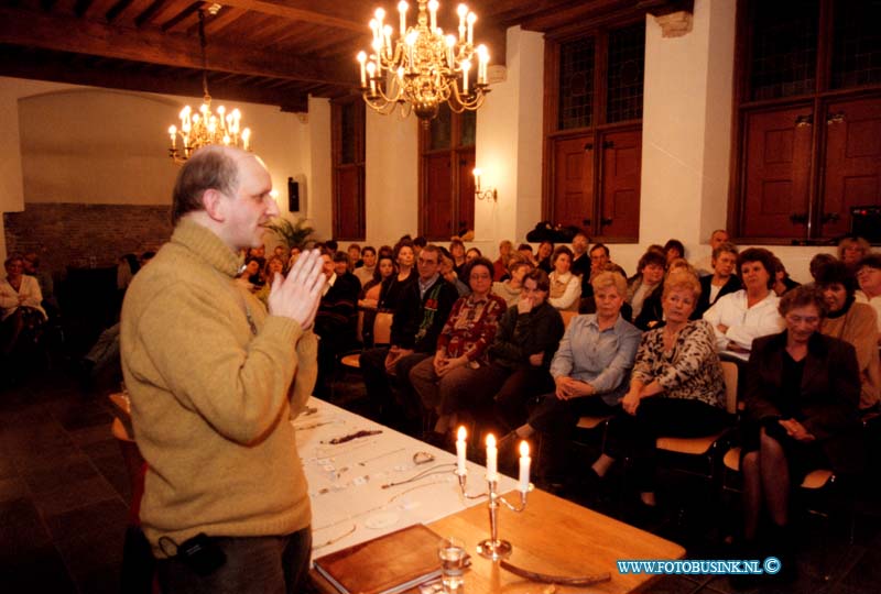 99012701.jpg - DE DORDTENAAR :DORDRECHT:27-01-1999:STATENZAAL T HOF DORDT PARAPSYCHOLOSCHE AVOND DOOR ED ROOSMALENDeze digitale foto blijft eigendom van FOTOPERSBURO BUSINK. Wij hanteren de voorwaarden van het N.V.F. en N.V.J. Gebruik van deze foto impliceert dat u bekend bent  en akkoord gaat met deze voorwaarden bij publicatie.EB/ETIENNE BUSINK