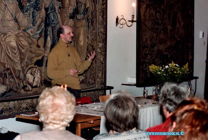 99012706.jpg - DE DORDTENAAR :DORDRECHT:27-01-1999:STATENZAAL T HOF DORDT PARAPSYCHOLOSCHE AVOND DOOR ED ROOSMALENDeze digitale foto blijft eigendom van FOTOPERSBURO BUSINK. Wij hanteren de voorwaarden van het N.V.F. en N.V.J. Gebruik van deze foto impliceert dat u bekend bent  en akkoord gaat met deze voorwaarden bij publicatie.EB/ETIENNE BUSINK