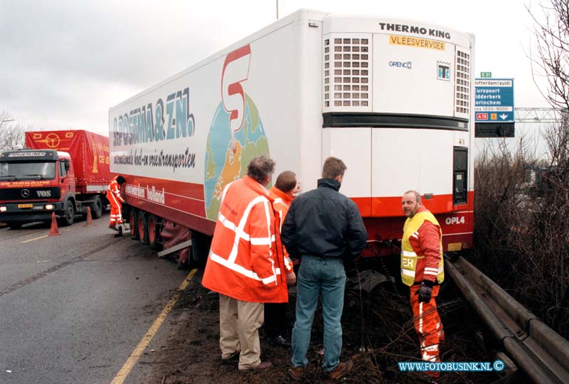 99012801.jpg - DE DORDTENAAR :ONGEVAL:28-01-1999:EEN VRACHTWAGEN SCHAARDE OP DE RW A16 T/H VAN H.I.AMBACHT  HET VERKEER WAS DE HELE DAG GESTREMT HIER DOOR.DE CHAUFFEUR KWAM MET DE SCHRIK VRIJ.Deze digitale foto blijft eigendom van FOTOPERSBURO BUSINK. Wij hanteren de voorwaarden van het N.V.F. en N.V.J. Gebruik van deze foto impliceert dat u bekend bent  en akkoord gaat met deze voorwaarden bij publicatie.EB/ETIENNE BUSINK