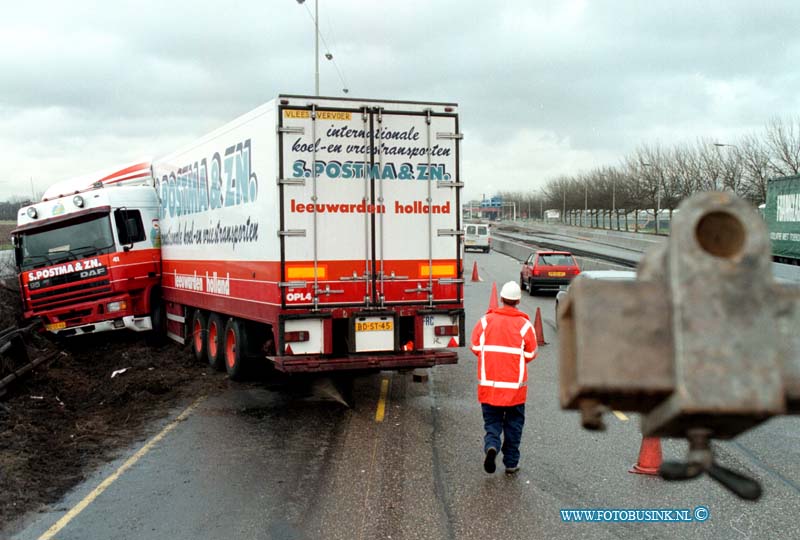 99012802.jpg - DE DORDTENAAR :ONGEVAL:28-01-1999:EEN VRACHTWAGEN SCHAARDE OP DE RW A16 T/H VAN H.I.AMBACHT  HET VERKEER WAS DE HELE DAG GESTREMT HIER DOOR.DE CHAUFFEUR KWAM MET DE SCHRIK VRIJ.Deze digitale foto blijft eigendom van FOTOPERSBURO BUSINK. Wij hanteren de voorwaarden van het N.V.F. en N.V.J. Gebruik van deze foto impliceert dat u bekend bent  en akkoord gaat met deze voorwaarden bij publicatie.EB/ETIENNE BUSINK