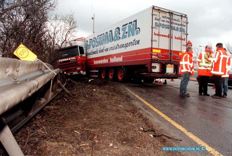 99012803.jpg - HET ROTTERDAMS DAGBLAD :ONGEVAL:28-01-1999:EEN VRACHTWAGEN SCHAARDE OP DE RW A16 T/H VAN H.I.AMBACHT  HET VERKEER WAS DE HELE DAG GESTREMT HIER DOOR.DE CHAUFFEUR KWAM MET DE SCHRIK VRIJ.Deze digitale foto blijft eigendom van FOTOPERSBURO BUSINK. Wij hanteren de voorwaarden van het N.V.F. en N.V.J. Gebruik van deze foto impliceert dat u bekend bent  en akkoord gaat met deze voorwaarden bij publicatie.EB/ETIENNE BUSINK