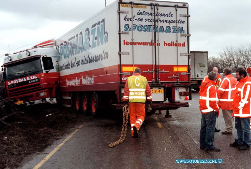 99012804.jpg - HET ROTTERDAMS DAGBLAD :ONGEVAL:28-01-1999:EEN VRACHTWAGEN SCHAARDE OP DE RW A16 T/H VAN H.I.AMBACHT  HET VERKEER WAS DE HELE DAG GESTREMT HIER DOOR.DE CHAUFFEUR KWAM MET DE SCHRIK VRIJ.Deze digitale foto blijft eigendom van FOTOPERSBURO BUSINK. Wij hanteren de voorwaarden van het N.V.F. en N.V.J. Gebruik van deze foto impliceert dat u bekend bent  en akkoord gaat met deze voorwaarden bij publicatie.EB/ETIENNE BUSINK