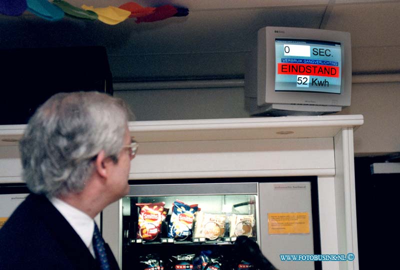 99012805.jpg - DE STEM VAN DORDT :DORDRECHT:02-02-1999:WEDHOUDER OPEND COMPUTTER VOOR ENERGIE VERBRUIK IN STADSKANTOOR.Deze digitale foto blijft eigendom van FOTOPERSBURO BUSINK. Wij hanteren de voorwaarden van het N.V.F. en N.V.J. Gebruik van deze foto impliceert dat u bekend bent  en akkoord gaat met deze voorwaarden bij publicatie.EB/ETIENNE BUSINK