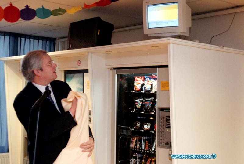 99012806.jpg - DE STEM VAN DORDT :DORDRECHT:02-02-1999:WEDHOUDER OPEND COMPUTTER VOOR ENERGIE VERBRUIK IN STADSKANTOOR.Deze digitale foto blijft eigendom van FOTOPERSBURO BUSINK. Wij hanteren de voorwaarden van het N.V.F. en N.V.J. Gebruik van deze foto impliceert dat u bekend bent  en akkoord gaat met deze voorwaarden bij publicatie.EB/ETIENNE BUSINK