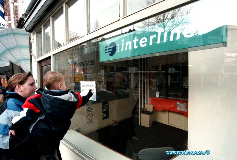 99012903.jpg - NETWERK/STADSVERVOER :DORDRECHT:29-01-1999:OP HET ACHTEROM IN DORDRECHT VERDWIJNT HET INFO CENTRUM VAN STADSVERVOER VOOR GOED HET WAS DE AFGELOPEN WEEK AL DICHT TEWIJL HET EIGELIJK PAS PER 01-02-1999 DICHT ZO GAAN.FOTO:EEN MEVR MET KIND KIJKT WAAR ZE NU HAAR BUS KAART KAN HALEN.Deze digitale foto blijft eigendom van FOTOPERSBURO BUSINK. Wij hanteren de voorwaarden van het N.V.F. en N.V.J. Gebruik van deze foto impliceert dat u bekend bent  en akkoord gaat met deze voorwaarden bij publicatie.EB/ETIENNE BUSINK