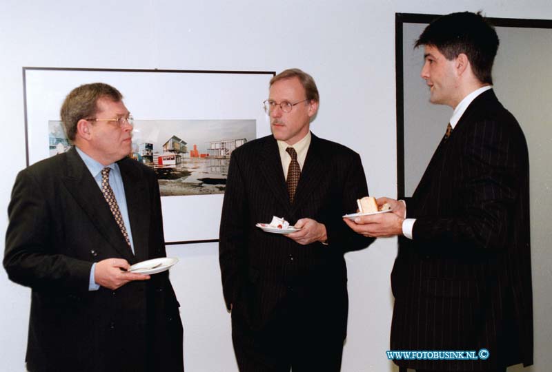 99012909.jpg - RABOBANK NEDERLAND :DORDRECHT:29-01-1999:TAART VOOR DE 100 STE MCB BANK RABOBANK DORDRECHT SPUIBOULEVARD. CODE 99K026#Deze digitale foto blijft eigendom van FOTOPERSBURO BUSINK. Wij hanteren de voorwaarden van het N.V.F. en N.V.J. Gebruik van deze foto impliceert dat u bekend bent  en akkoord gaat met deze voorwaarden bij publicatie.EB/ETIENNE BUSINK