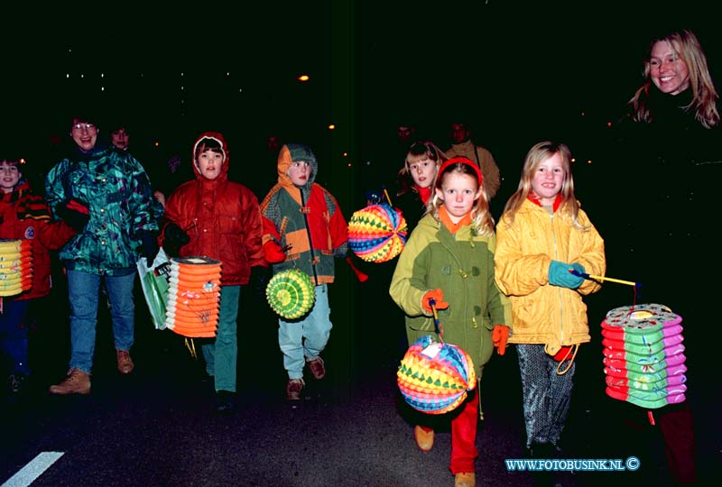 99013001.jpg - DE DORDTENAAR :PAPENDRECHT:30-01-1999:START VAN LAMPIONEN OPTOCHT OP DE MARKT IN PAPENDRECHTDeze digitale foto blijft eigendom van FOTOPERSBURO BUSINK. Wij hanteren de voorwaarden van het N.V.F. en N.V.J. Gebruik van deze foto impliceert dat u bekend bent  en akkoord gaat met deze voorwaarden bij publicatie.EB/ETIENNE BUSINK