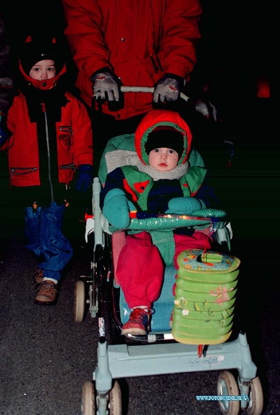 99013002.jpg - DE DORDTENAAR :PAPENDRECHT:30-01-1999:START VAN LAMPIONEN OPTOCHT OP DE MARKT IN PAPENDRECHTDeze digitale foto blijft eigendom van FOTOPERSBURO BUSINK. Wij hanteren de voorwaarden van het N.V.F. en N.V.J. Gebruik van deze foto impliceert dat u bekend bent  en akkoord gaat met deze voorwaarden bij publicatie.EB/ETIENNE BUSINK